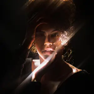 Model with streaks of light