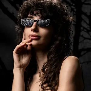 Model with black sunglasses
